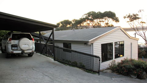 KINGFISHER COTTAGE Beachfront At The Binalong Bay - Tourism Search 21