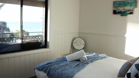 KINGFISHER COTTAGE Beachfront At The Binalong Bay - Tourism Search 11