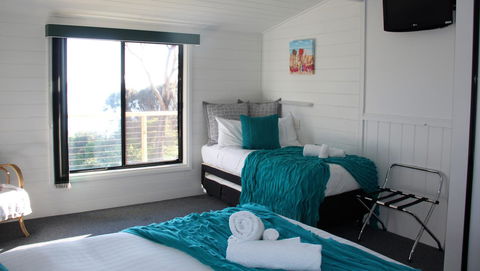 KINGFISHER COTTAGE Beachfront At The Binalong Bay - Tourism Search 5