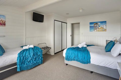 KINGFISHER COTTAGE Beachfront At The Binalong Bay - Tourism Search 3