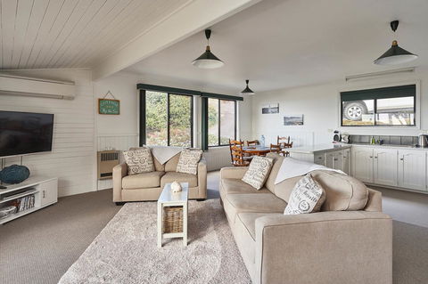 KINGFISHER COTTAGE Beachfront At The Binalong Bay - Tourism Search 4