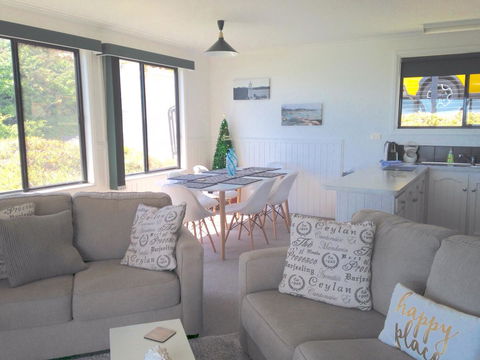KINGFISHER COTTAGE Beachfront At The Binalong Bay - Tourism Search 24