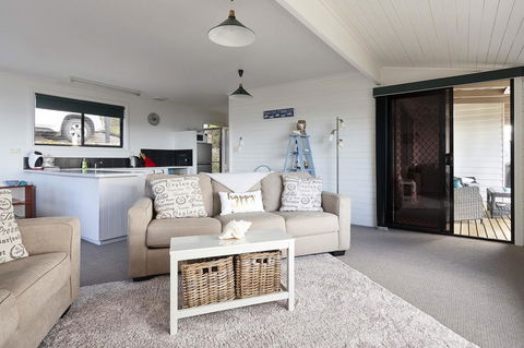KINGFISHER COTTAGE Beachfront At The Binalong Bay - Tourism Search 22