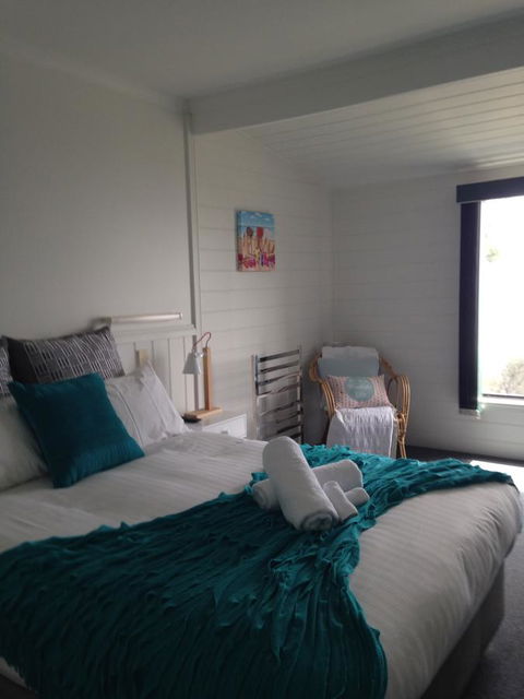 KINGFISHER COTTAGE Beachfront At The Binalong Bay - Tourism Search 23