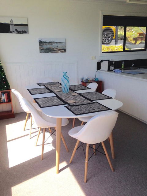 KINGFISHER COTTAGE Beachfront At The Binalong Bay - Tourism Search 14