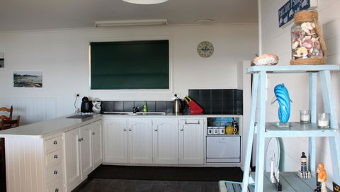 KINGFISHER COTTAGE Beachfront At The Binalong Bay - Tourism Search 20