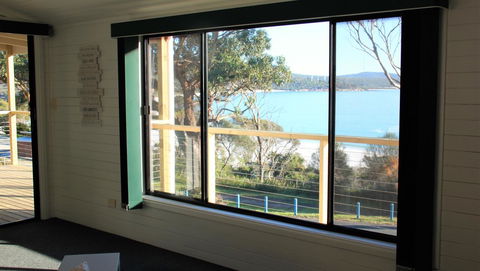 KINGFISHER COTTAGE Beachfront At The Binalong Bay - Tourism Search 13