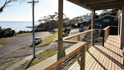 KINGFISHER COTTAGE Beachfront At The Binalong Bay - Tourism Search 9