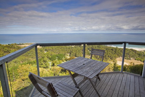 Chris\'s Beacon Point Restaurant & Villas - Tourism Search 1