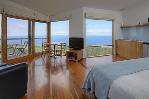Chris\'s Beacon Point Restaurant & Villas - Tourism Search 2