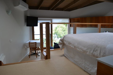 Chris\'s Beacon Point Restaurant & Villas - Tourism Search 9