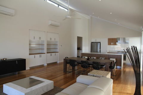The Carnarvon Luxury Canal Home - Tourism Search 3