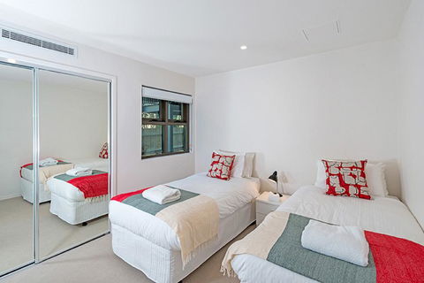 The Princess Bride - Executive 3BR Bulimba Apartment With Balcony In Central Location - Tourism Search 1