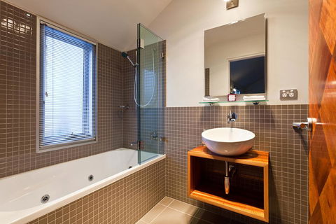 TWOFOURTWO Boutique Apartments - Tourism Search 2
