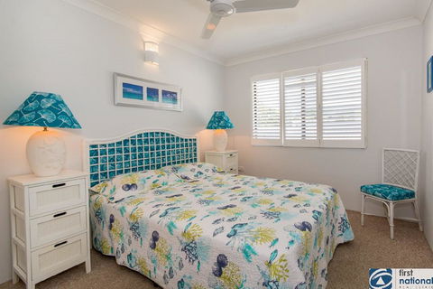 VIEWS VIEWS VIEWS! Front Top Floor Waterfront Unit - Chnook Apartments South Esp, Bongaree - Tourism Search 2