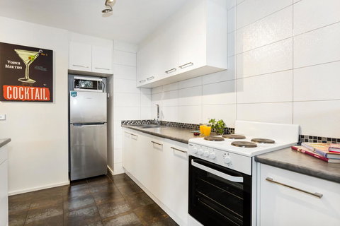 Melbourne Villa - Tourism Search 9