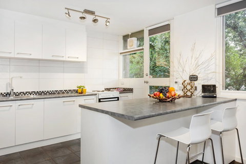 Melbourne Villa - Tourism Search 8