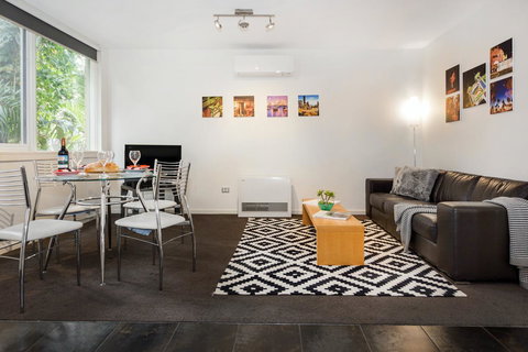 Melbourne Villa - Tourism Search 1