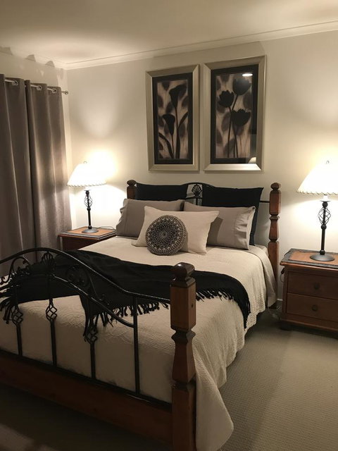 Black Lotus Townhouse - Tourism Search 5