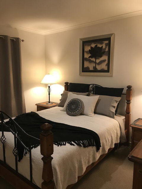 Black Lotus Townhouse - Tourism Search 4