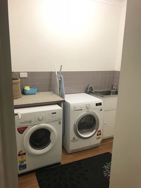 Black Lotus Townhouse - Tourism Search 11