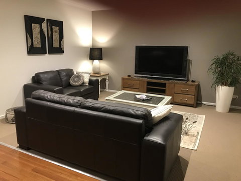 Black Lotus Townhouse - Tourism Search 7