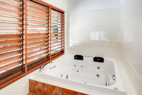 Paradise On The Beach Resort - Tourism Search 9