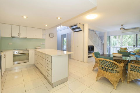 The White House Port Douglas - Tourism Search 23