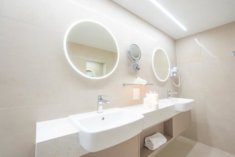 Pacific Hotel Cairns - Tourism Search 24