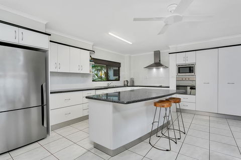 Roydon Beachfront Apartments - Tourism Search 25