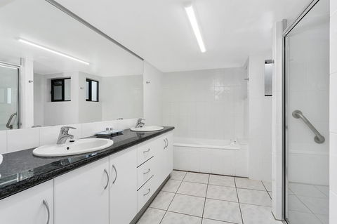Roydon Beachfront Apartments - Tourism Search 23