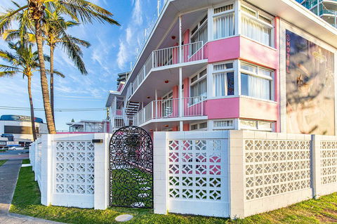 The Pink Hotel Coolangatta - Tourism Search 1