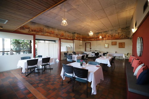 Emerald Central Hotel Official - Tourism Search 11