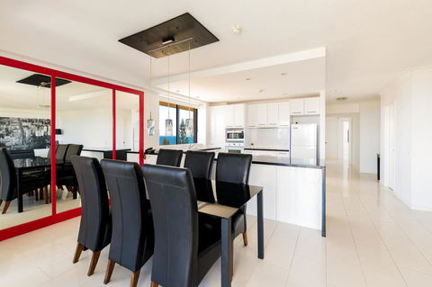 Burgess @ Kings Beach Apartments - Tourism Search 17