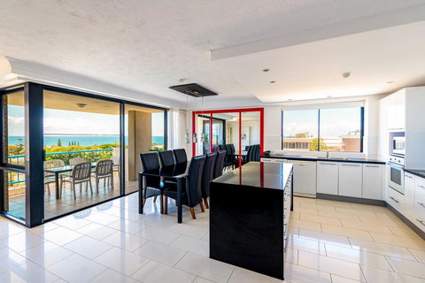 Burgess @ Kings Beach Apartments - Tourism Search 12