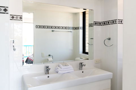 Burgess @ Kings Beach Apartments - Tourism Search 15