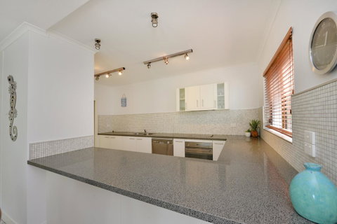 Tropical Reef Apartments - Tourism Search 21