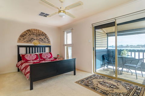 West Lakes Townhouse - Tourism Search 0
