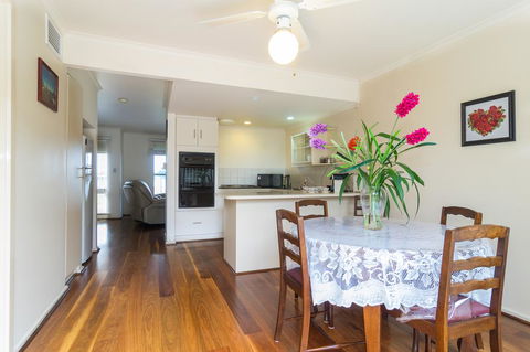 West Lakes Townhouse - Tourism Search 2