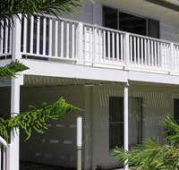 Wonky Pine Beach House NARRWALLEE- 4 bedroom - Tourism Search