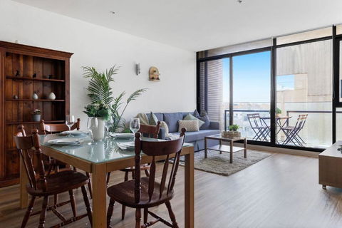 A Chic 2BR Apt Near Melbourne Uni FREE Parking - Tourism Search 0