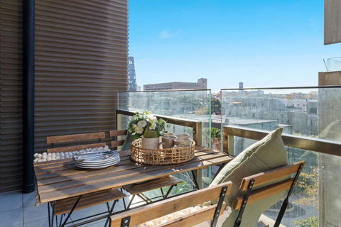 A Chic 2BR Apt Near Melbourne Uni FREE Parking - Tourism Search 4