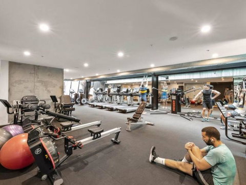 A Chic 2BR Apt Near Southern Cross, With Secure Parking - Tourism Search 3