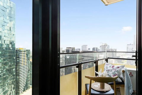 A Cozy 2BR Apt Near Crown With City Skyline Views - Tourism Search 1