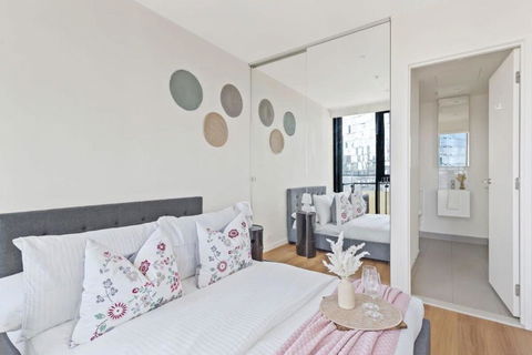 A Cozy 2BR Apt Near Crown With City Skyline Views - Tourism Search 2