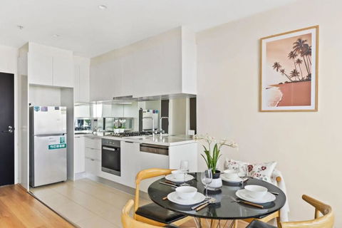 A Cozy 2BR Apt Near Crown With City Skyline Views - Tourism Search 4