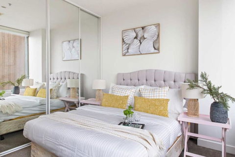 A Cozy 2BR Apt On Collins Near Flinders Station - Tourism Search 0