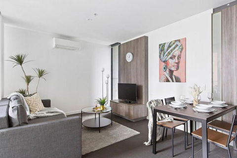 A Cozy 2BR Apt Opposite Southern Cross Station - Tourism Search 3