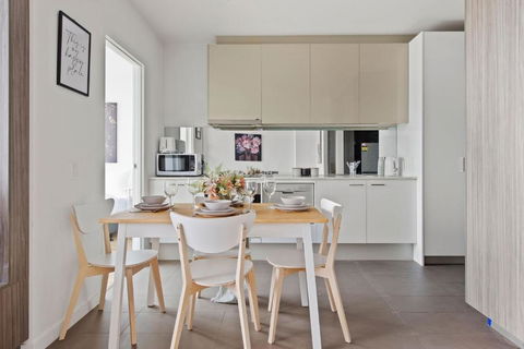 A Cozy 2BR Apt With Harbour Views FREE Parking - Tourism Search 4