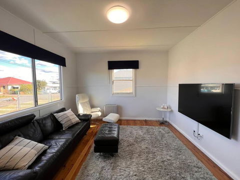 A Delightful Two-bedroom Cottage On Toowoon Bay. - Tourism Search 0
